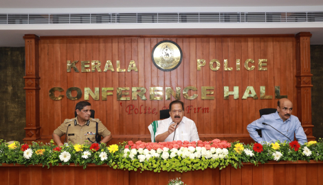  ബഹുമാനപ്പെട്ട ആഭ്യന്തരമന്ത്രി ശ്രീ. രമേശ് ചെന്നിത്തല പോലീസ് ആസ്ഥാനത്തെത്തി 