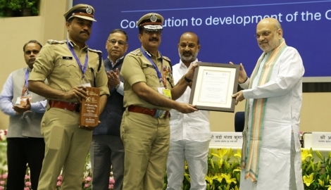  Receiving the National Award from Hon’ble Union Home Minister Shri. Amit Shah by DGP and State Police Chief of Kerala Shri. Shaik Darvesh Sahib IPS 